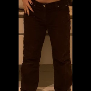 Manchester byxor - Säljer dessa super coola bruna Manchester byxor pågrund av att jag vuxit ur dem. Sitter bekvämt och snyggt att ha när som helst. Jätte fint skick. Egentligen storlek 42 men skulle säga att det snarare passar storlek 34,36 Budgivning. Startpris 150kr