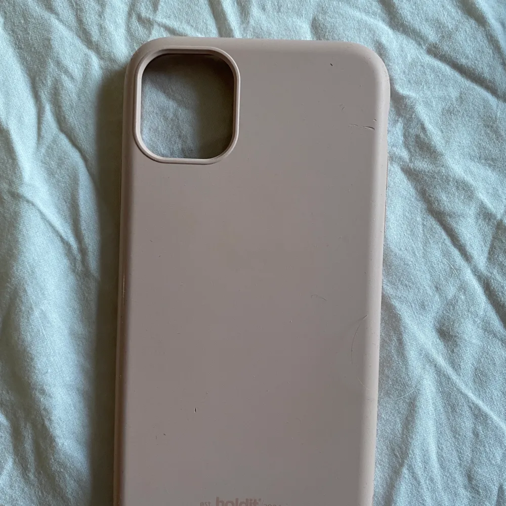 Fina holdit skal. Iphone 11. Det rosa sönder nedtill dom andra hela.        Det görna och genomskinliga 50kr/st och det rosa 30kr nan skicka bild på hur det ser ut nedtill vid intresse. Köparen står för frakt . Accessoarer.