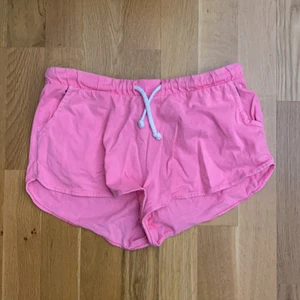 rosa shorts, storlek XSS/XS - Använd ett par gånger. Sköna att sova med. Har fickor. Ett par rosa shorts.