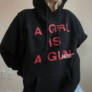 Pleasure hoodie  - Pleasures hoodie, super oversized för en tjej men XL för killar, köpt för 90$ 🌸 Frakt tillkommer 