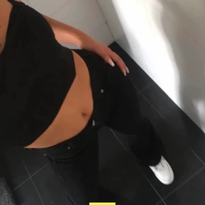 Fina svarta lågmidjade bootcut byxor  - De är lite för korta för mig som är 174. Lånade bilder, knappt använda. Byxorna är i jättefint skick och kan skickas snart. Fraktkostnad tillkommer, pris kan diskuteras.