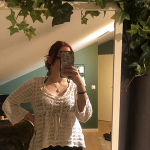 Stickad tröja  - Supersöt stickad tröja i vitt med en liten knytning. Säljer för jag inte använder den.