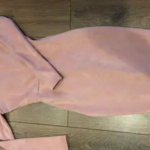Ljus rosa klänning använd 1-2 gånger Max super snygg över ryggdelen !! Strl S skön stretchig tyg 