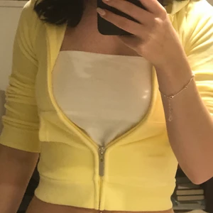 Yk2 zip up  - Köpt på barnavdelningen på Cubus, passar en xs. Supersöt zip up i fin gul färg som går att ha så som på bilderna❤️ KOLLA MIN PROFIL FÖR MER BILLIGA OCH SNYGGA PLAGG ❤️