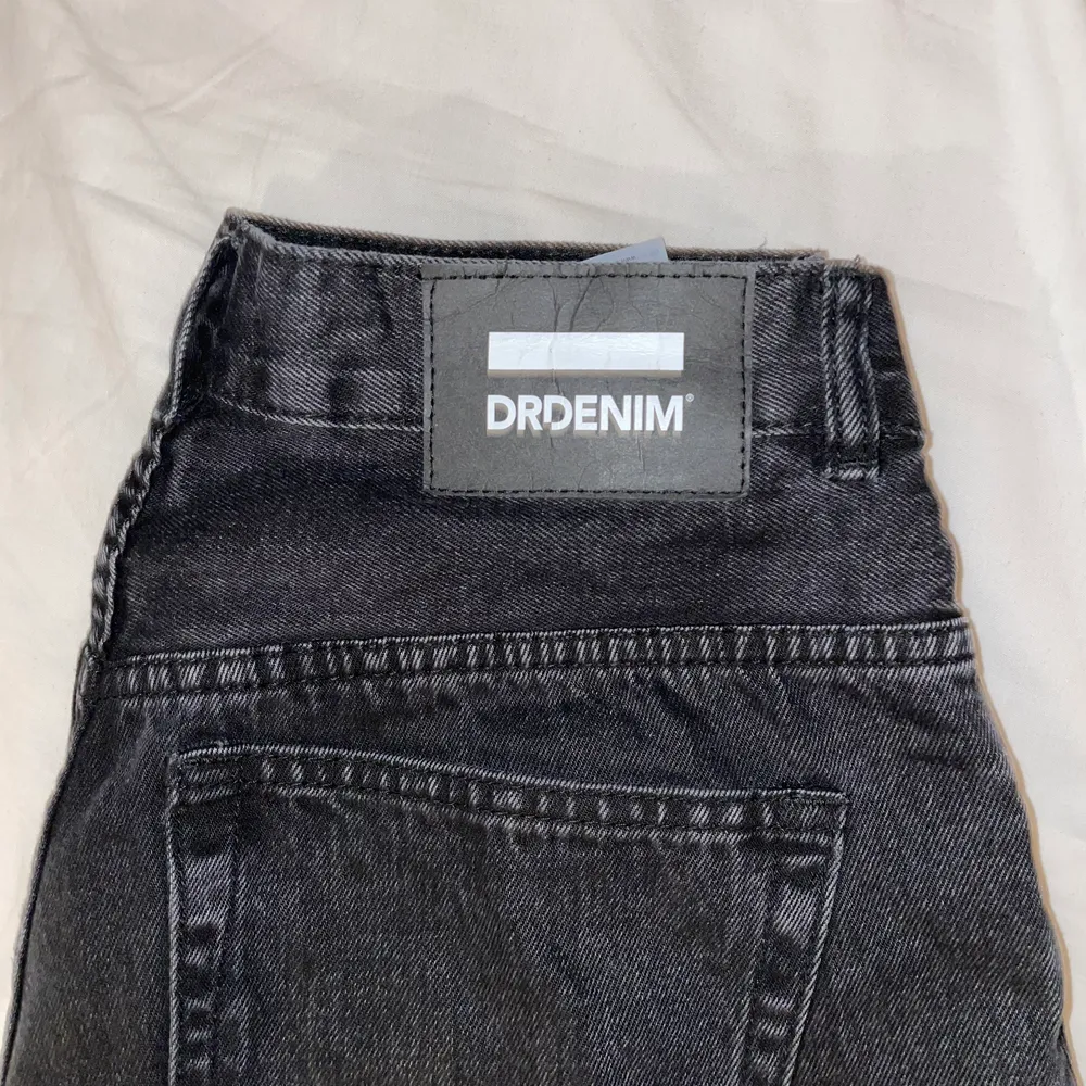 Svarta Drdenim jeans i mom fit, storlek 28/30, använda fåtal gånger och i bra skick . Jeans & Byxor.