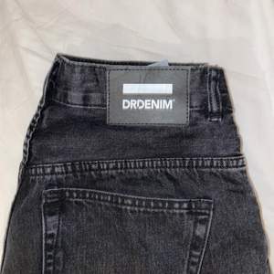Svarta Drdenim jeans i mom fit, storlek 28/30, använda fåtal gånger och i bra skick 