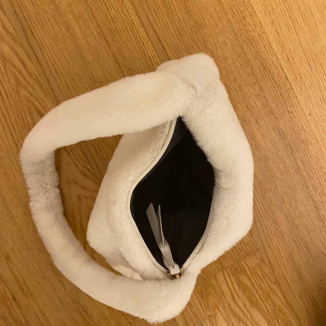 Vit fluffig axelväska  - 90