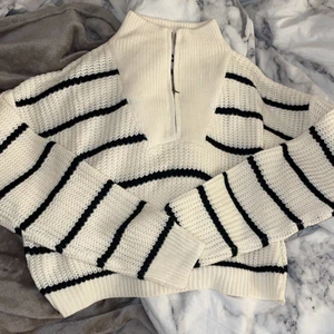 Stickad tröja - Stl M, mer som S