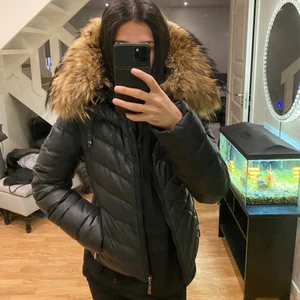 HOLLIES JACKA - Säljer min hollies jacka som är med en fin fluffig äkta päls som är antagningsbar (sista bilden), bra i skick och inget fel med den!🌸 Köpaten står för frakt!☺️