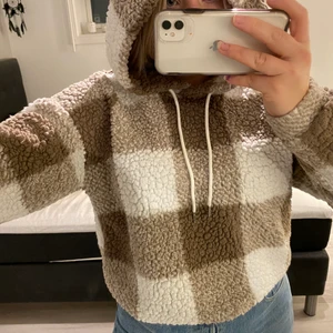 Beige/ vit rutig Teddy hoodie - En beige/ vit rutig Teddy hoodie. Super mysig. Tröjan är från Shein och är i storlek M. Köparen står för eventuell frakt ☺️