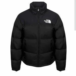 The North Face jacka - En The North Face jacka i mycket bra skick! Säljer då den inte passade mig. ÄKTA SÅKLART. Det är dammodell och jag skulle säga något liten i storleken än normalt. Ifall du är intresserad, undrar något eller vill ha flera bilder så är det bara att skriva. 