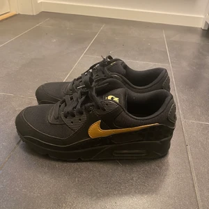 Sko Nike Air Max 90 - Herr modell. Storlek 41. Väldigt bra skick, knappt använda. Ordinarie pris 1600:-