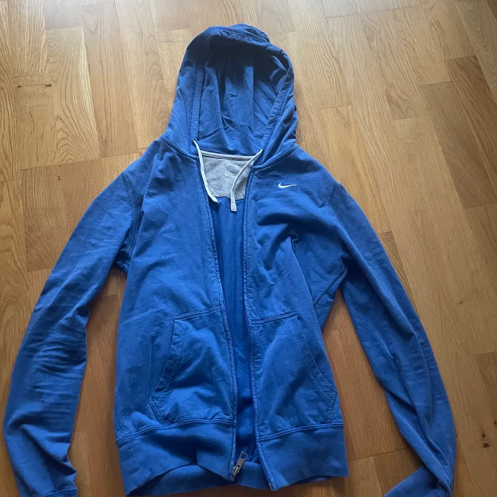 En jättesnygg blå vintage hoodie från Nike i storlek S i extremt bra skick. Köparen står för frakten.. Hoodies.