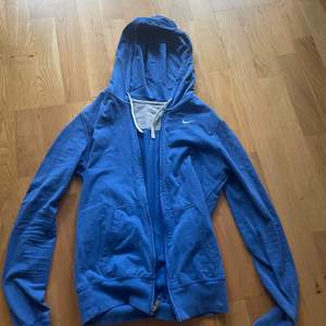 En jättesnygg blå vintage hoodie från Nike i storlek S i extremt bra skick. Köparen står för frakten.