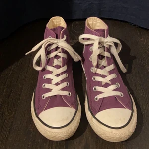 Converse  - Perfekt att ge till sitt lillasyskon tex i julklapp. De är ett par jätte fina skor som är bekväma att gå i, storleken 33,5.