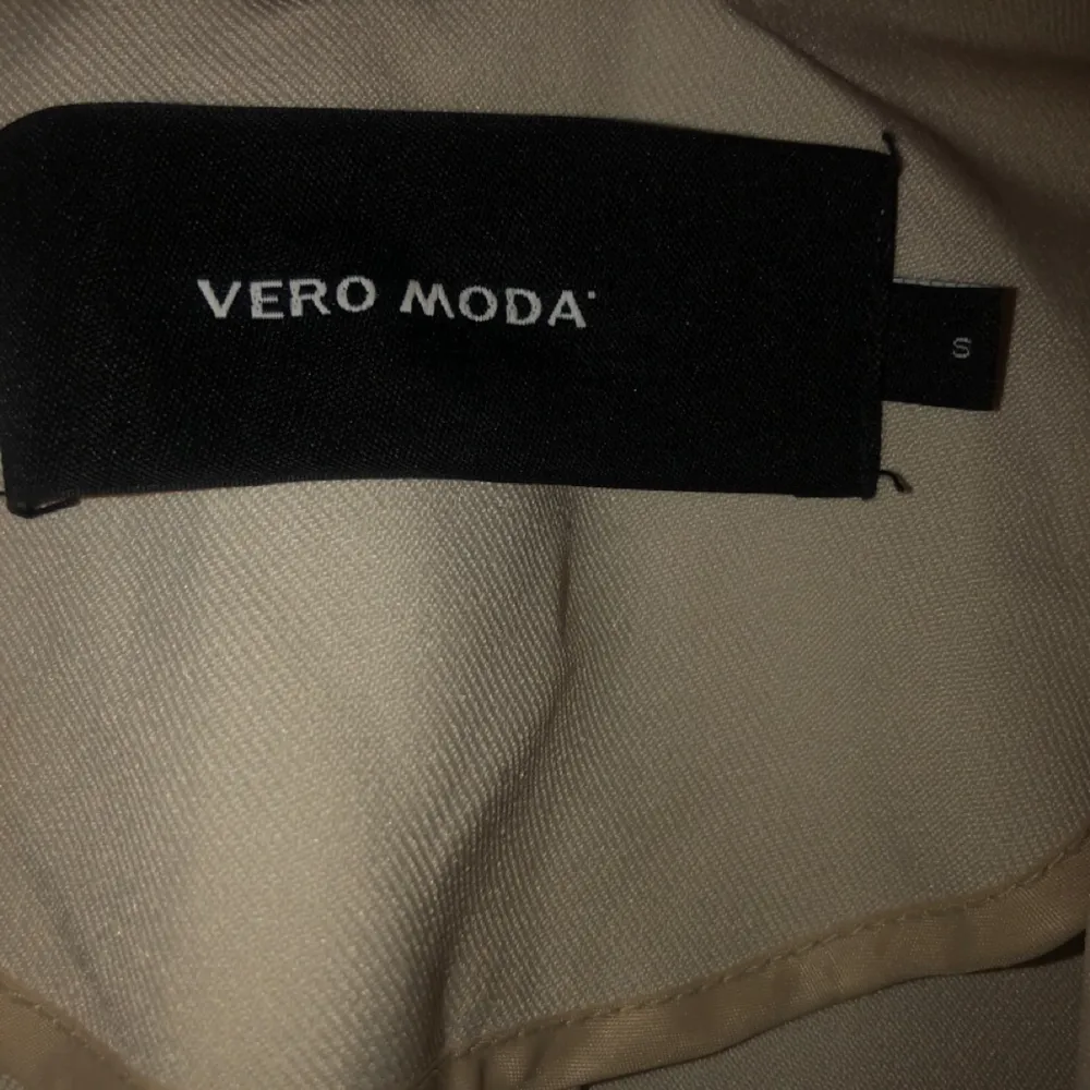 Beige kappa från Vero Moda, använt två gånger bara. Köpte den för 500kr men säljer för 250kr så passa på halva priset!. Jackor.