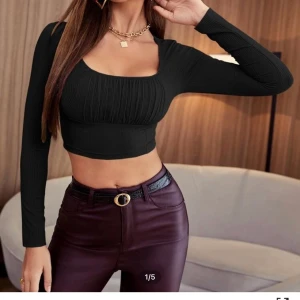 Tröja från shein - Säljer denna fina topp som tyvärr inte passar mig i stl M, använd en gång💗 säljes för 20kr + ev frakt. Lånade bilder från SHEIN 