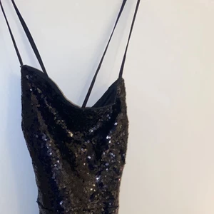 party klänning  - Paljett klänning med snörad rygg som är helt oanvänd med lapparna kvar på, perfekt till nyår! Hittar ej klänningen på hemsidan men köptes för 400. Skriv privat för fler bilder