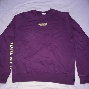 Lila sweatshirt  - Hej! Jag säljer nu min snygga lila tröja då den bara ligger och tar upp plats i min garderob. Den i är storlek M men passar även som en S.  Väldigt bra skick då jag bara har använt den 2 gånger, den har dock en fettfläck som jag inte får bort på vänstra armen som du kan se på bilden.  Det är bara att höra du hör av dig om du är intresserad eller vill ha fler bilder. Köparen står för frakten☺️💕