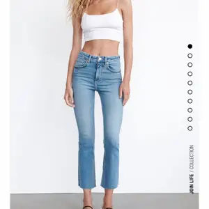 Säljer ett par ljusblåa jeans från zara som är utsvängda och croppade. Dom är i storlek 34 och lågmidjade. Köparen står för frakten. 