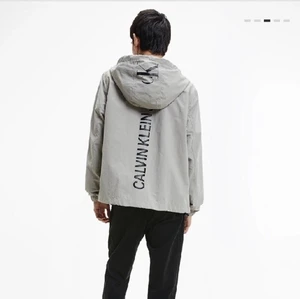 Calvin Klein CK jacka  - Helt ny oanvänd limiterad edition Calvin Klein WINDBREAKER, stort calvin klein tryck på ryggen, storlek Large.