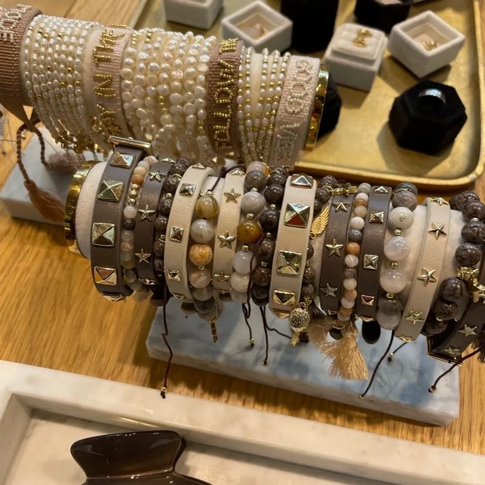 Säljer detta fina armband från DARK. Köpte för ungefär en månad sedan armbandet är i jättebra skick. Köpte armbandet för 399 kr så säljer för 300 kr. Köparen får betala för frakt!🤩. Accessoarer.