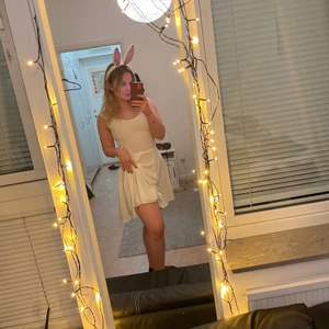 White dress Size S - So I bought this from a second hand shop in Malmö for the sole reason that it made me look like I had an hourglass body type when I totally do not ha! It was great for being a bunny on Halloween and can also give off marlyn Monroe vibes for themed events. It is definitely a bit see through but with beige underwear it doesn’t matter and will look super sexy!! 