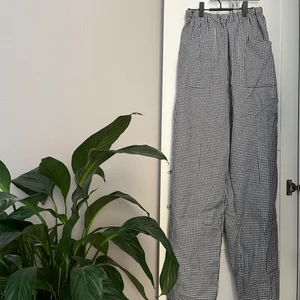 Rutiga vintage-byxor - Så snygga rutiga byxor! Köpta second hand men aldrig använda av mig då de är lite för små. Väldigt bra skick, inget att anmärka på. Superskönt material, känns som bomull. Uppskattar storleken till S! Köpare står för frakt alternativt kan jag mötas i Lund.