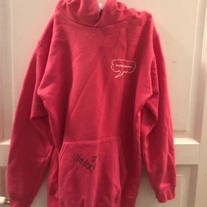 Rosa Nattid hoodie  - Använd flera gånger. Signerad. Säljs inte längre Storlek: 12-13  152cm Säljer för 150kr  Frakt: 66kr    Vid frågor är det bara att skicka ett meddelande✨