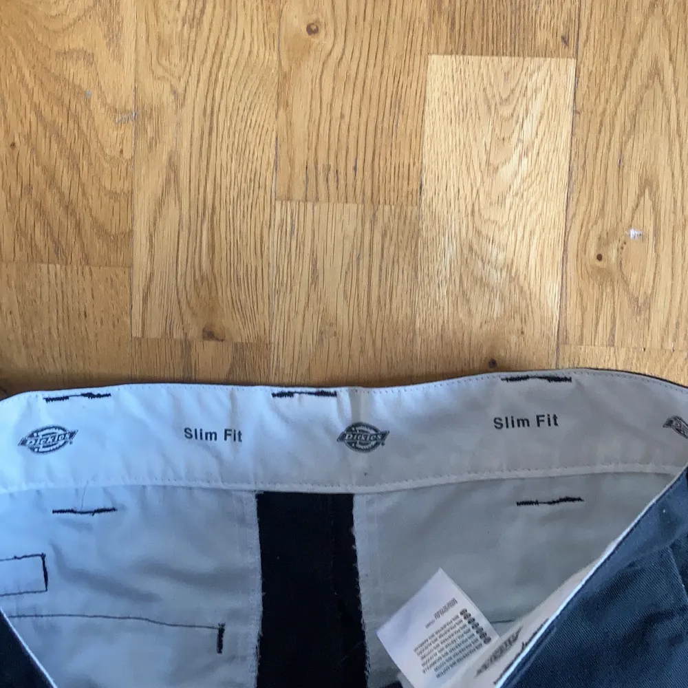 Svarta Dickies byxor storlek W 30 L 32, nästan helt oanvända , köpta på Carlings.. Jeans & Byxor.