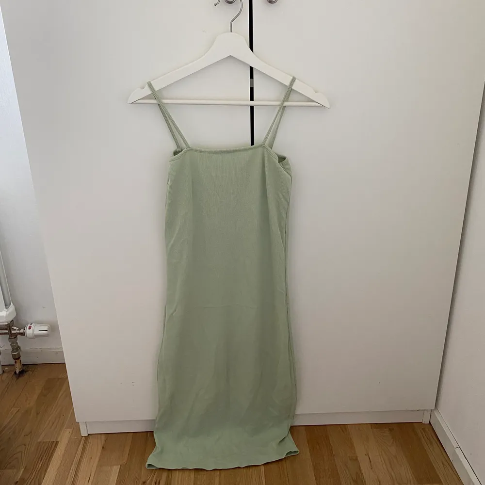Gröna klänning från Nelly, storlek M, använd två gånger. Säljer till första som skriver. (100kr+frakt). ( skriv vid fler bilder) . Klänningar.