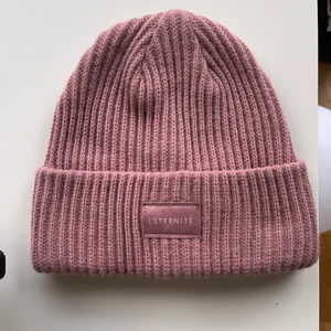 Mössa - En rosa ish mössa från H&M som jag säljer pga att jag ej använder, mycket bra skick då jag knappt använt den!