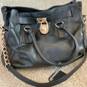 Michael kors Hamilton - Michael Kors Hamilton, största modellen. I använt skick.
