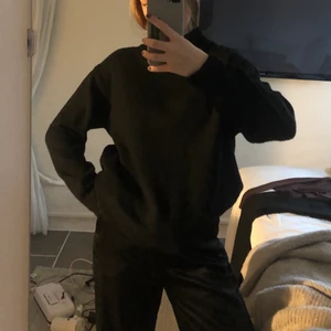 Stickad tröja - Mysig stickad tröja från monki som man också kan ha som klänning (sista bilden) lång på mig som är 175 lång! Knappt använd🥰