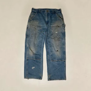 Carhartt carpenter jeans baggy - Carhartt carpenter jeans. De är väldigt baggy, de är väldigt tjocka i tyget men har ett litet hål på bakfickan och har färgfläckar överallt men jag tycker bara det är snyggt!! Skriv för mer bilder