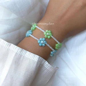 2 st skimrande pärlarmband  - Vänskapsarmband. Den perfekta gåvan till dig och din bästis! 2 st pärlarmband av skimrande glaspärlor i ljusblå och ljusgrön nyans, ihopsatt med hållbar elastisk tråd och passar de flesta handleder.