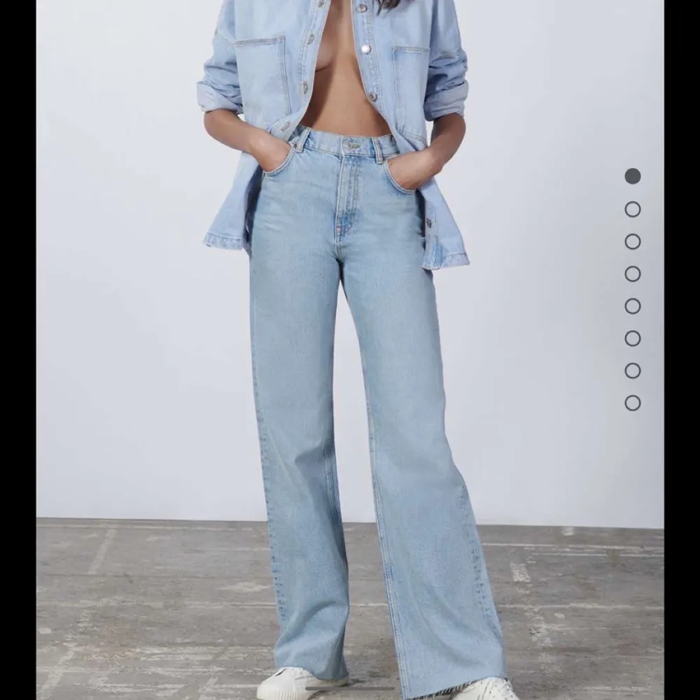 NYA Zara jeans i storlek 34, prislapp kvar🤎 Köpta för 399+frakt säljer för 220+spårbar frakt!. Jeans & Byxor.