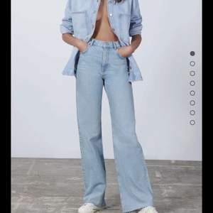 NYA Zara jeans i storlek 34, prislapp kvar🤎 Köpta för 399+frakt säljer för 220+spårbar frakt!