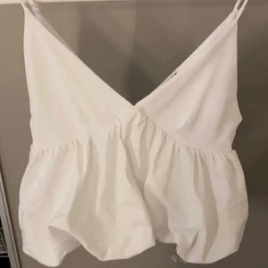Vit zara topp - Super söt vit topp! Köpt här på Plick, men egentligen från zara. Säljer pga gillar inte hur den sitter. Budgivning eller skriv till mig privat om intresserad. Köparen står för frakt!