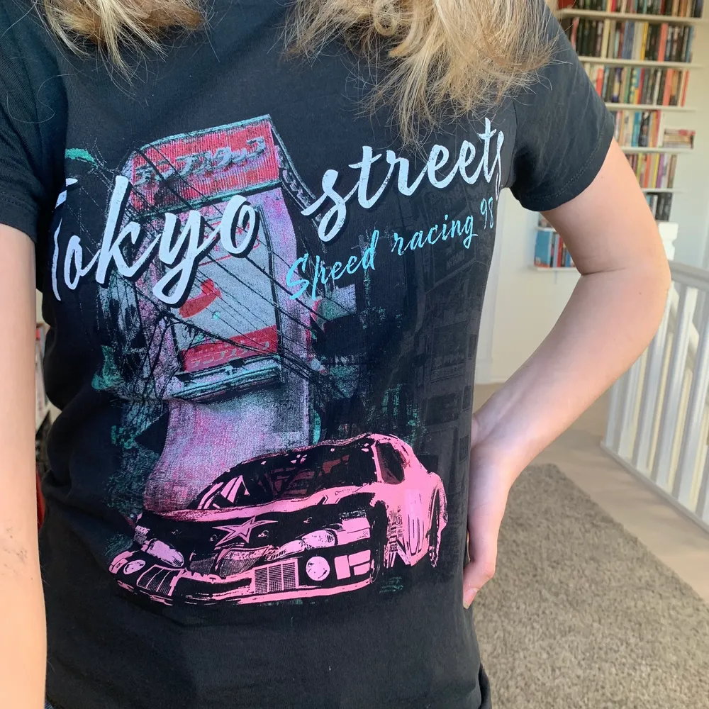 En jättecool t-shirt från Gina tricot där det står ”Tokyo streets” jag har knappt använt den och därför inte kommit till någon användning! . T-shirts.