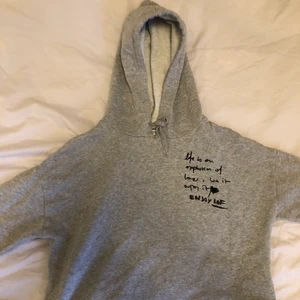 Hoodie - Grå hoodie från Mango. Storlek M. Tryck både fram och bak. I bra skick!  