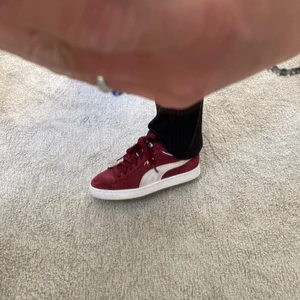 Sneakers puma, röda, strl 37 - Balla röda sneakers från puma, bra skick nästan oanvända. Storlek 37 passar 37,5. 300 (+frakt)