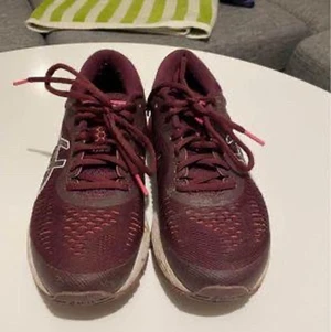 Asics löparskor i nyskick, lila. - Asics löparskor i nyskick, lila, storlek 37,5.