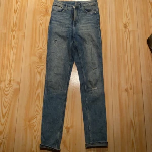 Jeans - Säljer dessa jeans från hm i strl 36. Använda ett fåtal ggr. Kontakta mig om du är intresserad💕