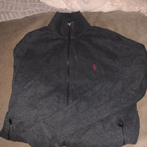 Ralph Lauren kofta - Mörkgrå Ralph lauren kofta i storlek S (herrstorlek).