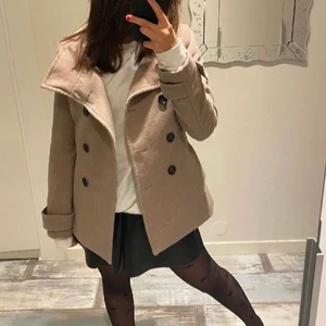Beige kort kappa - Beige kort kappa från hm i toppenskick. Säljer då jag köpt en annan jacka och då denna inte kommer till användning. Bara använd vid 3 tillfällen ❤️‍🔥 kan skicka fler bilder vid intresse. Frakten ligger på 66kr och betalas av köparen! (Är på semester och kommer hem den 27, där av lång budgivning!! Försöker svara meddelanden så aktivt som möjligt 💓) bud är bindande, buda inte om du inte har pengarna. Står i användarvillkoren