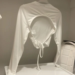 trendig topp - söt långärmad topp med det trendiga hålet på ryggen med knyte längst ner i ryggen. säljer pågrund av att jag har dubbletter 💖 70kr 