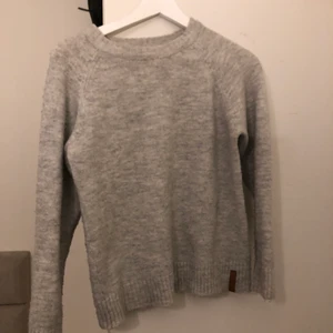 Stickad tröja🦋 - En stickad grå tröja som tyvärr inte kommer till användning längre!! Använt ca 3 gånger!👏🏾.  (Bild på kan även skickas )