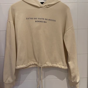 Kortare huvtröja från Gina tricot  - En huvtröja som är lite kortare i längden. Man kan även knyta ihop den längst ner för en annan passform. Storlek xs. Inga fläckar eller hål. Säljer för att den inte passar i storleken längre 