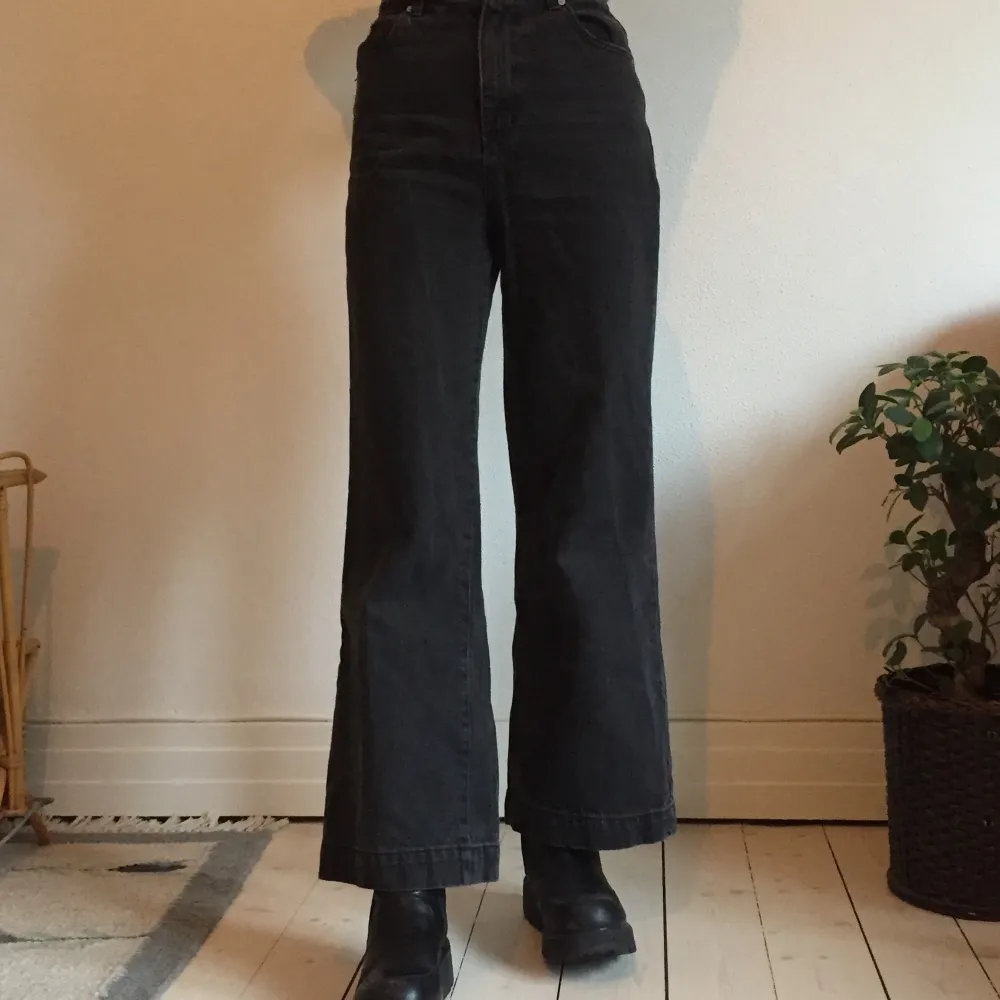 Snygga svarta jeans som är i bra skick. Kommer från märket ”Rolla’s”. De är lite utsvängda med en hög midja. Köparen betalar frakt men jag kan även mötas upp i Malmö. . Jeans & Byxor.